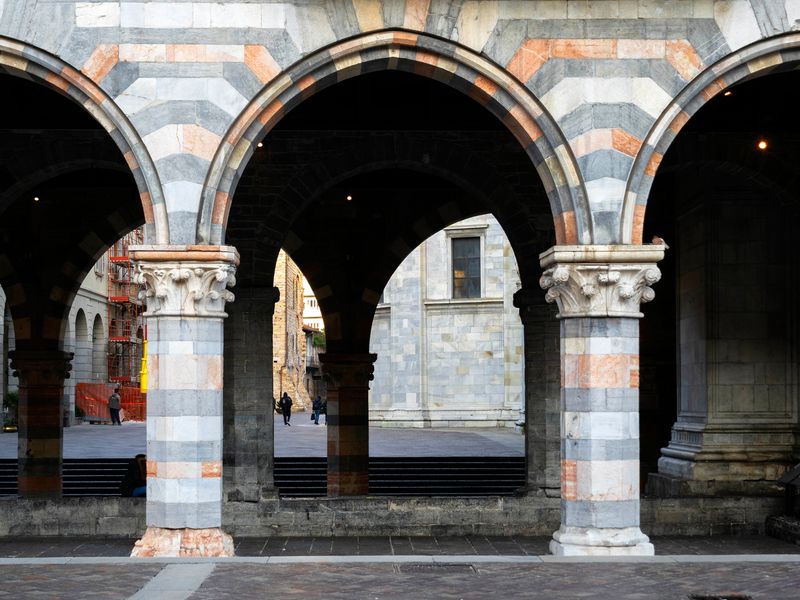 Como, loggiato del duomo