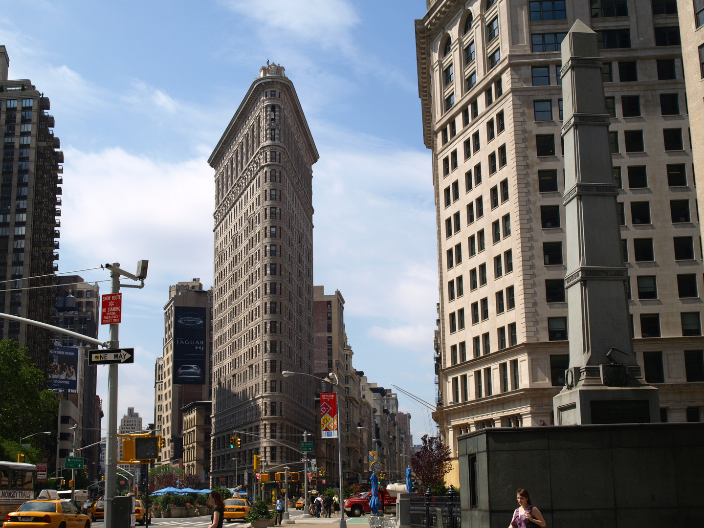 ¿Como se le conoce comunmente a este edificio?....La Plancha