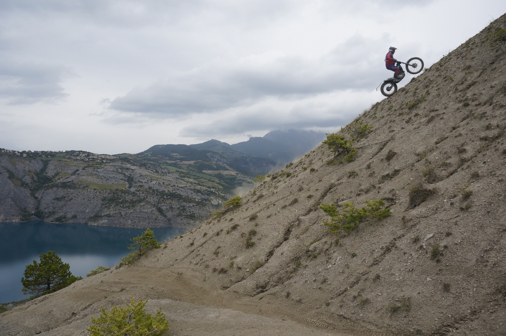 competition moto trial sur le lac de serponcon