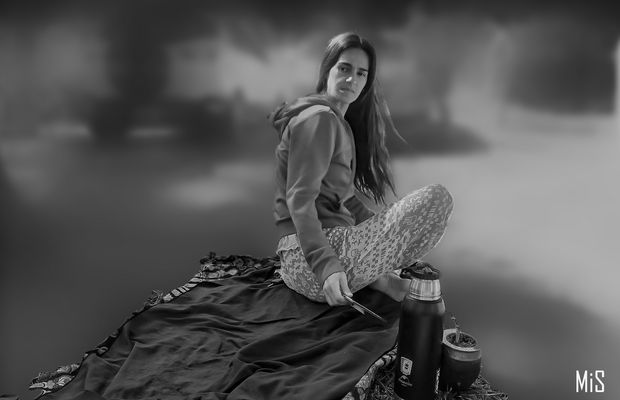 Con el simbolo argentino: el mate