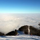 con gli sci sopra la nebbia