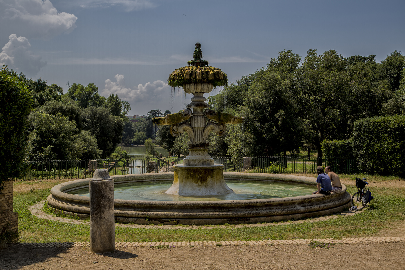 Con i piedi a mollo nella Fontana del Giglio, Villa Doria Pamphilj, Roma