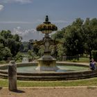 Con i piedi a mollo nella Fontana del Giglio, Villa Doria Pamphilj, Roma