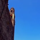 con la luna en cielo azul