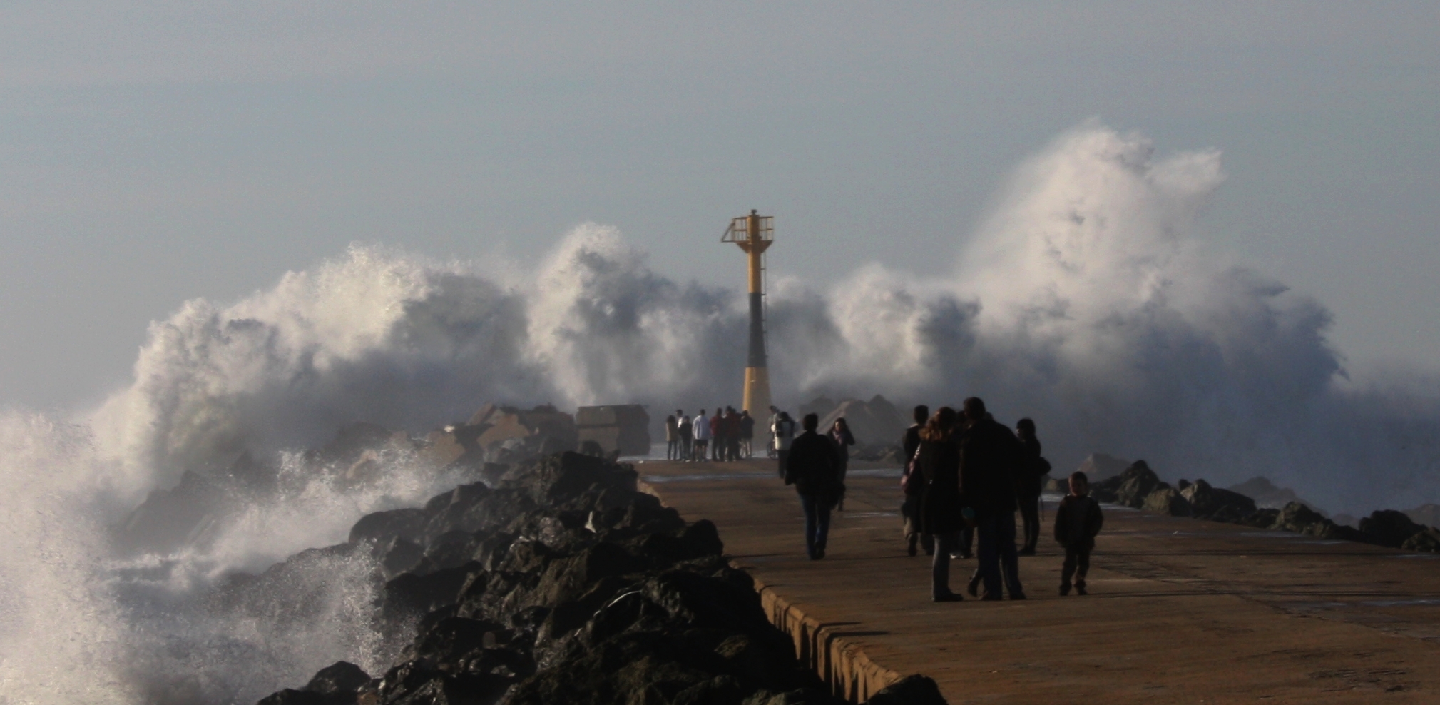 Con la mar de fondo.