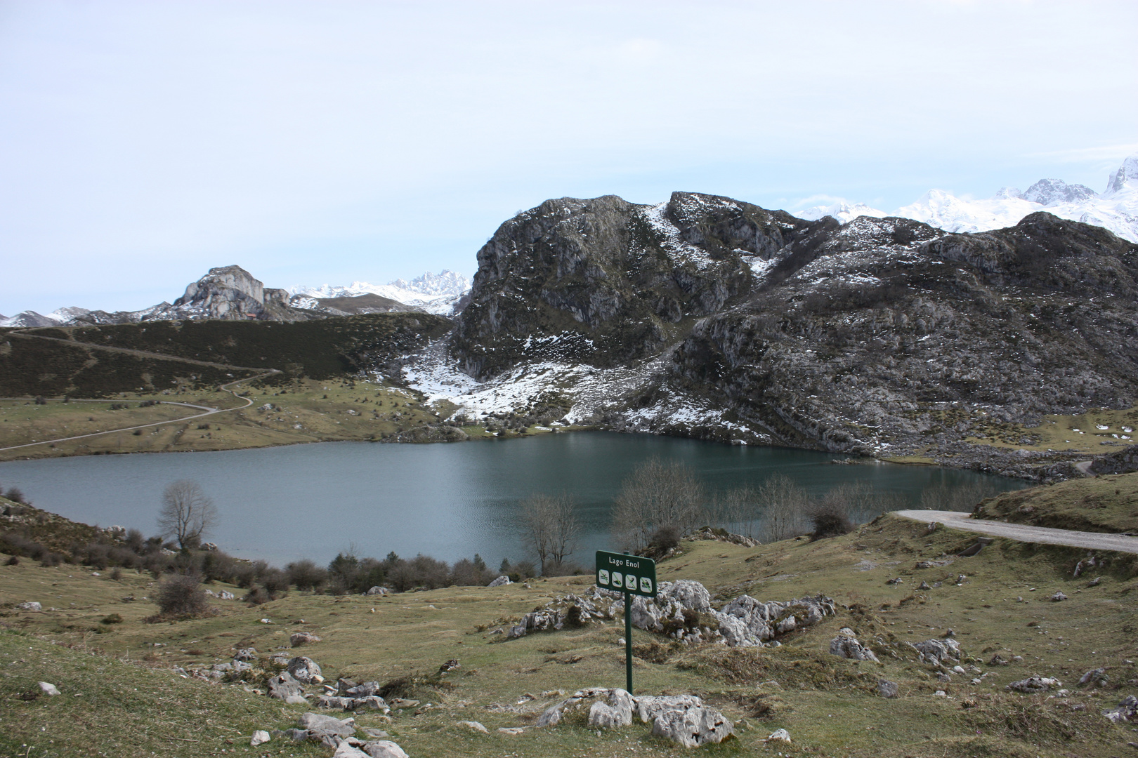 con la mochila a cuestas.. ( El lago Enol )