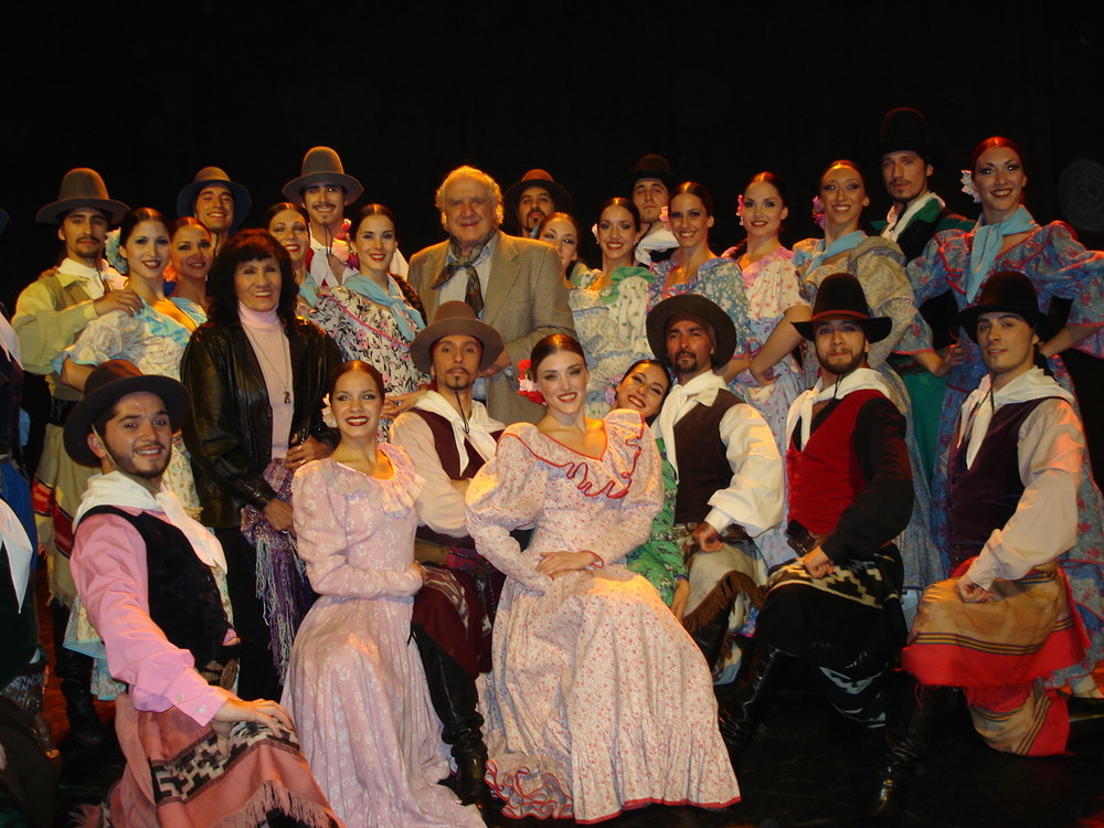 con los amables integrantes del ballet folklorico nacional Argentina