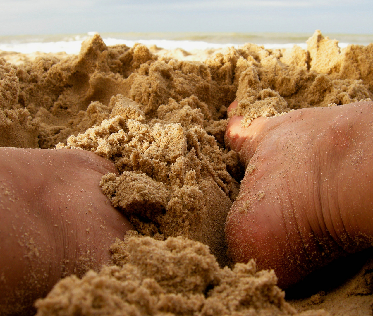 con los pies en la arena