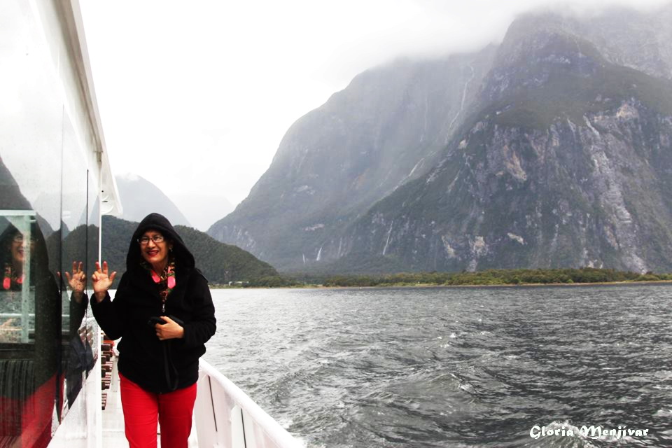 Con mi hermana Marie, llegando a MIlford Sound.