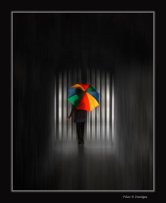 Con su paraguas de colores..