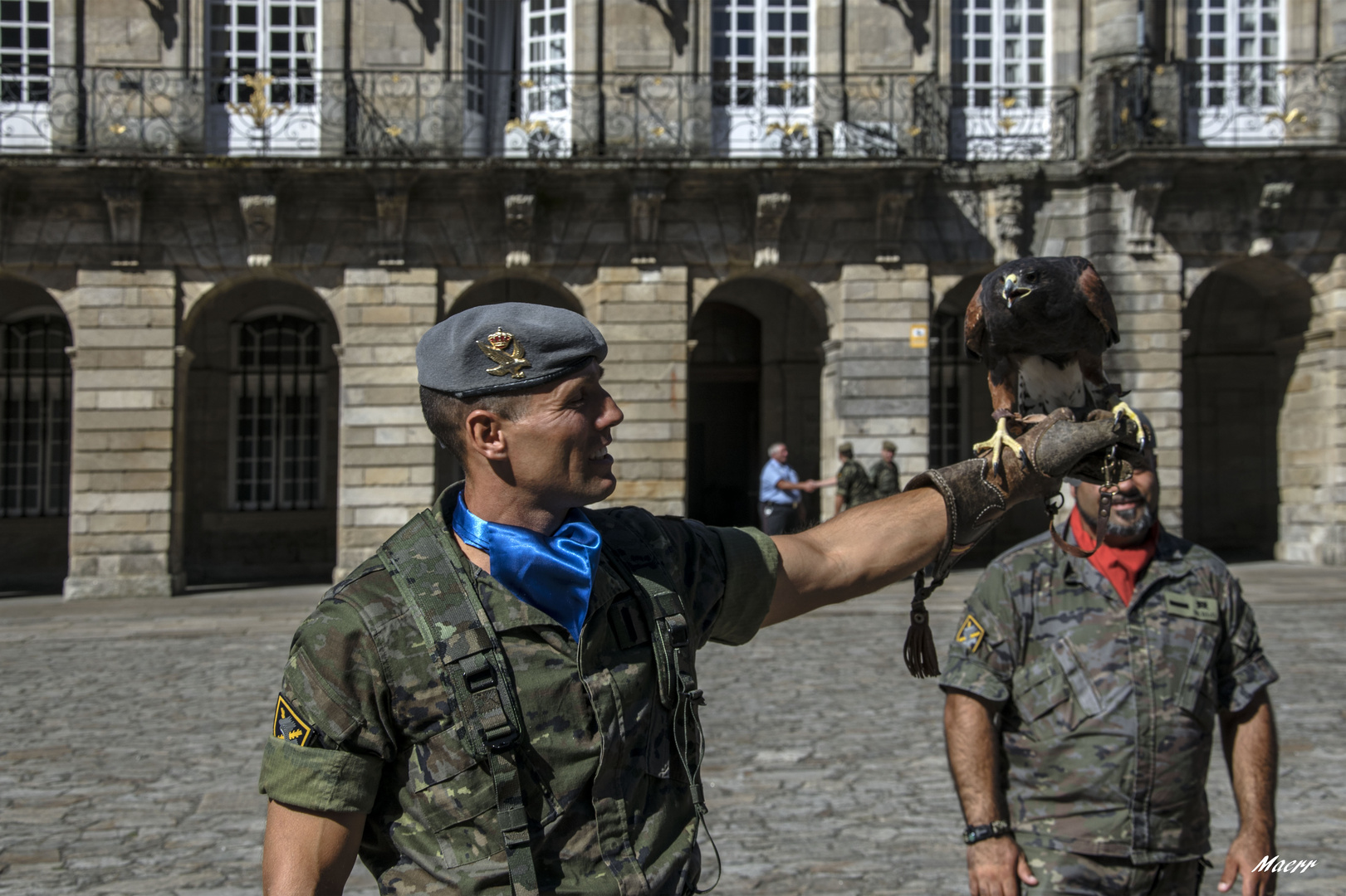 Con un  águila americana amaestrada como un halcón