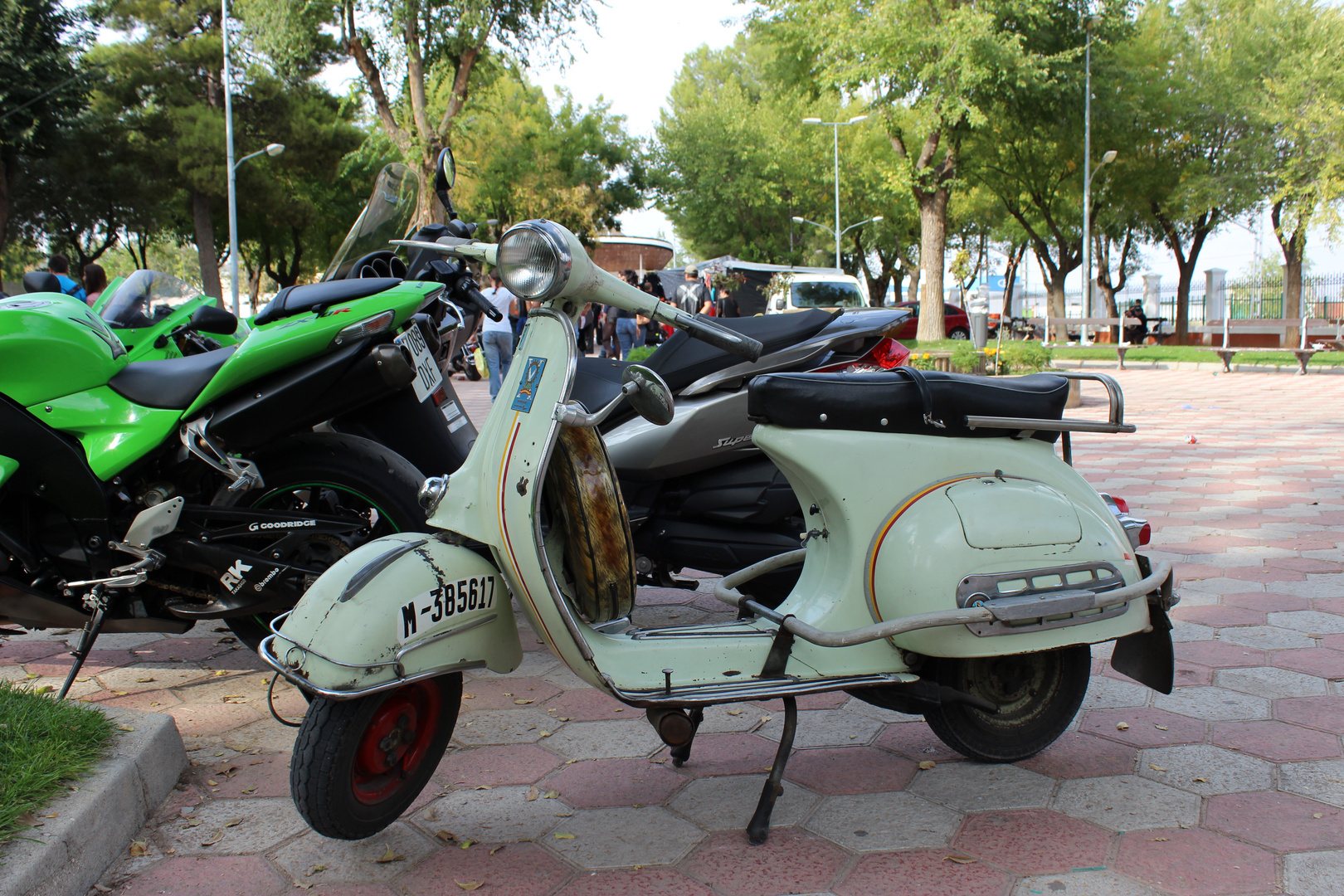 concentración motorista Villacañas (Toledo). La Abuela...al pie del cañón.