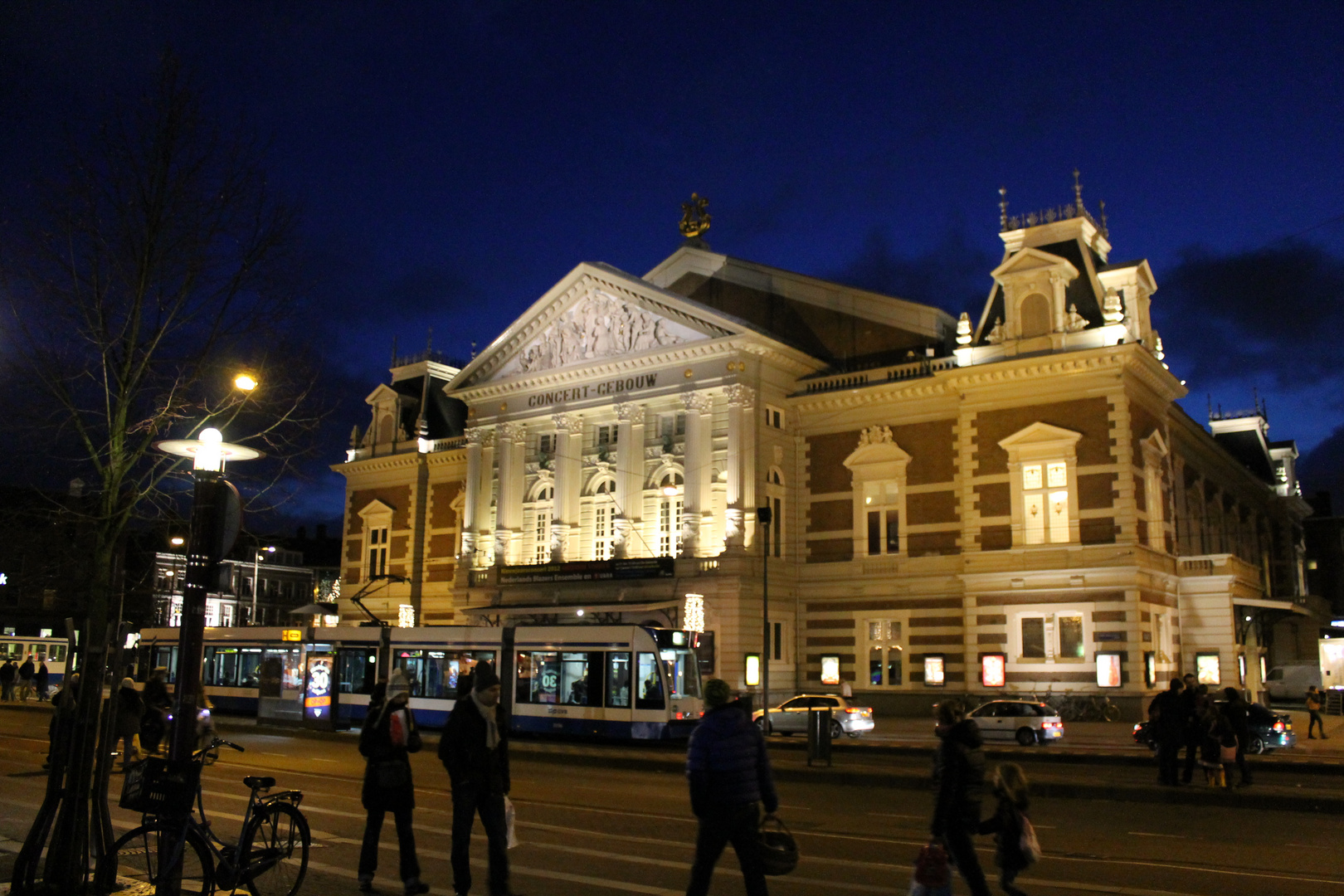 Concert - Gebouw bei Nacht