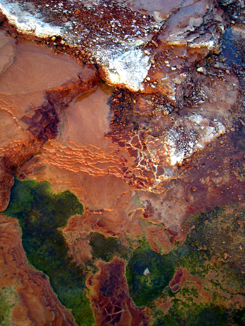 concrétions minérales d'un Geyser