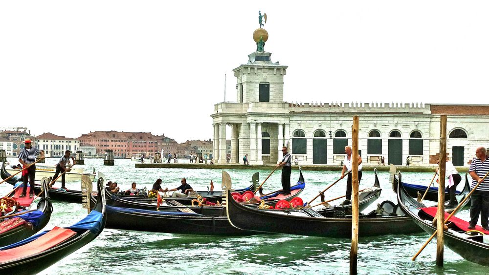 Condolieri vor Punta della Dogana