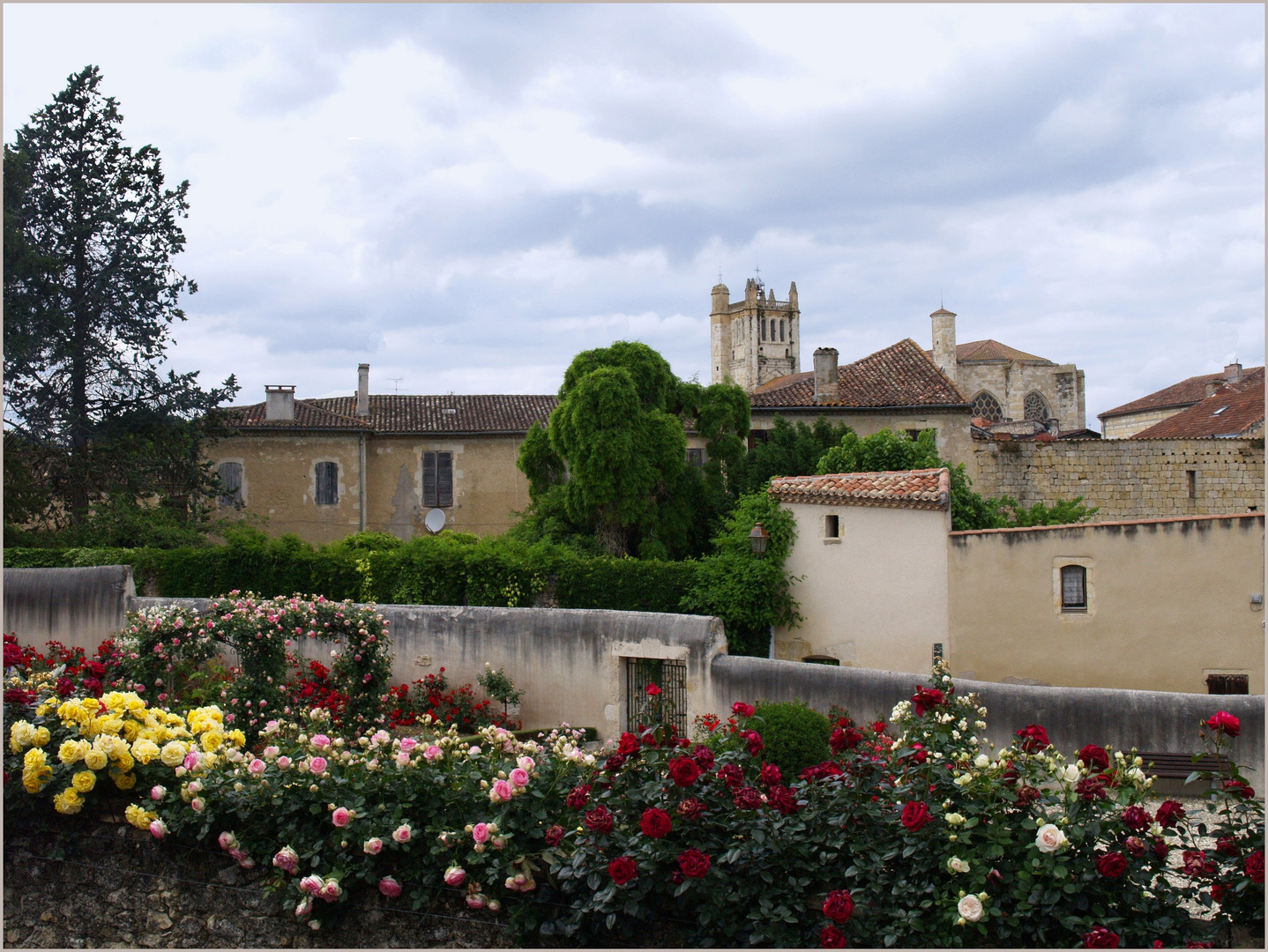 Condom - Vue sur le Jardin Jean Jaurès et le centre ville avec la cathédrale