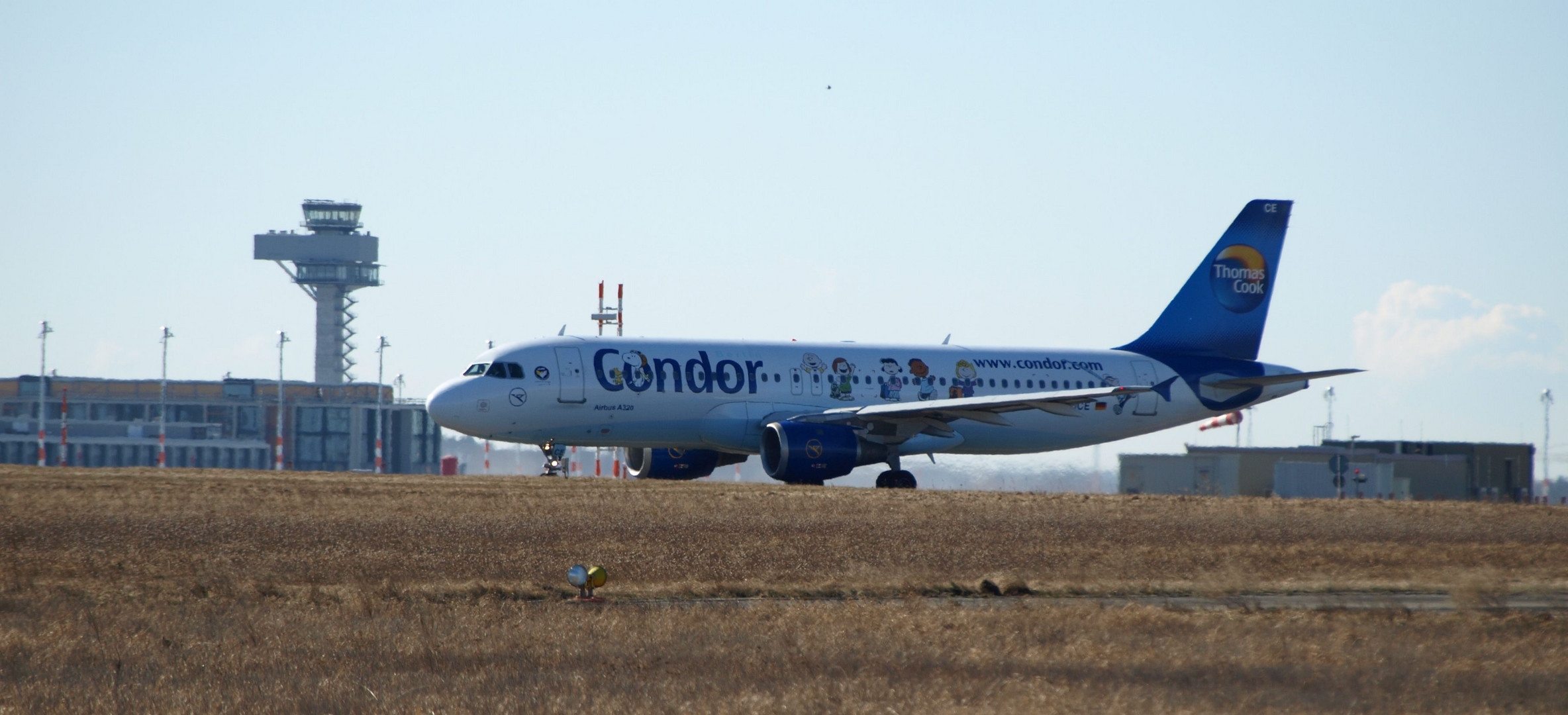 Condor A 320 vor neuem BBI Tower in Berlin