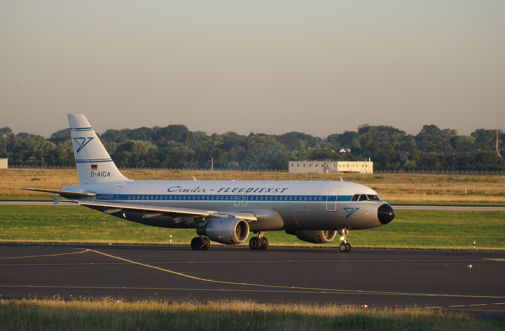 Condor Airbus A 320-200 "Hans" 