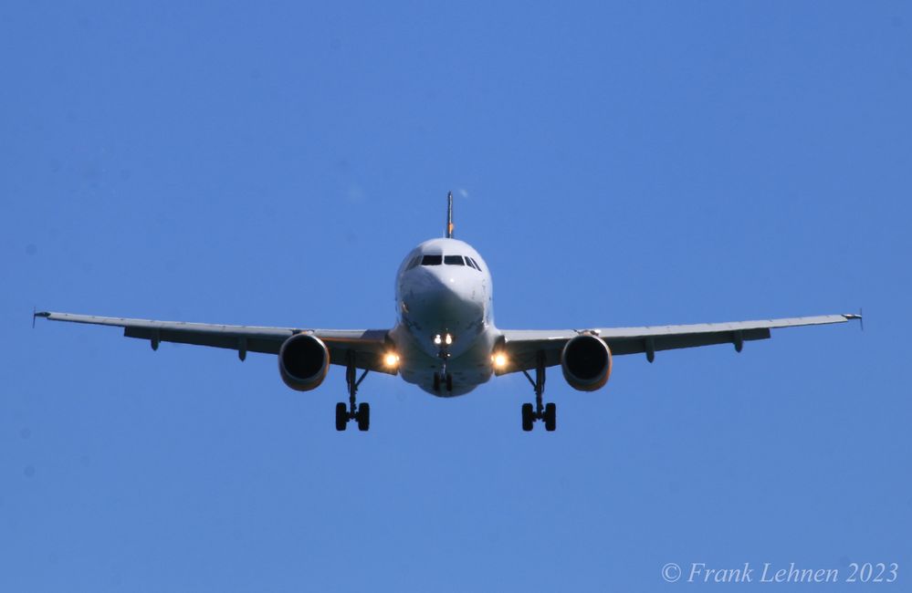 Condor Airbus A 320 im Landeanflug auf Arrecife, Lanzarote