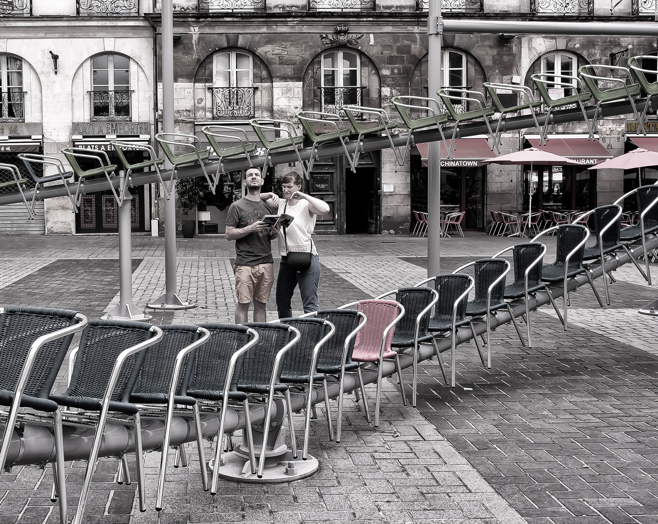 Confiné dans les chaises ! 