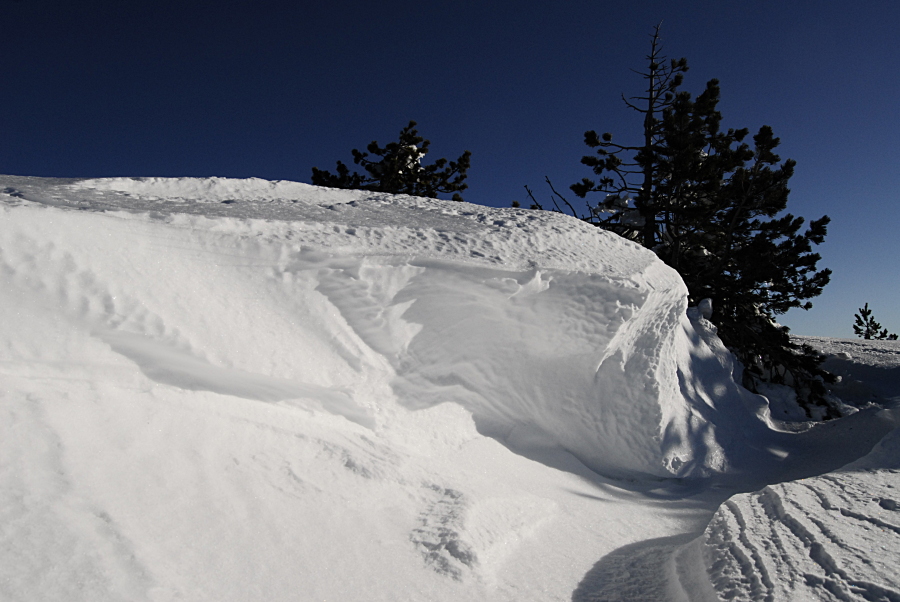 Congère sous une avalanche de ciel bleu