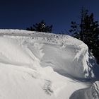 Congère sous une avalanche de ciel bleu