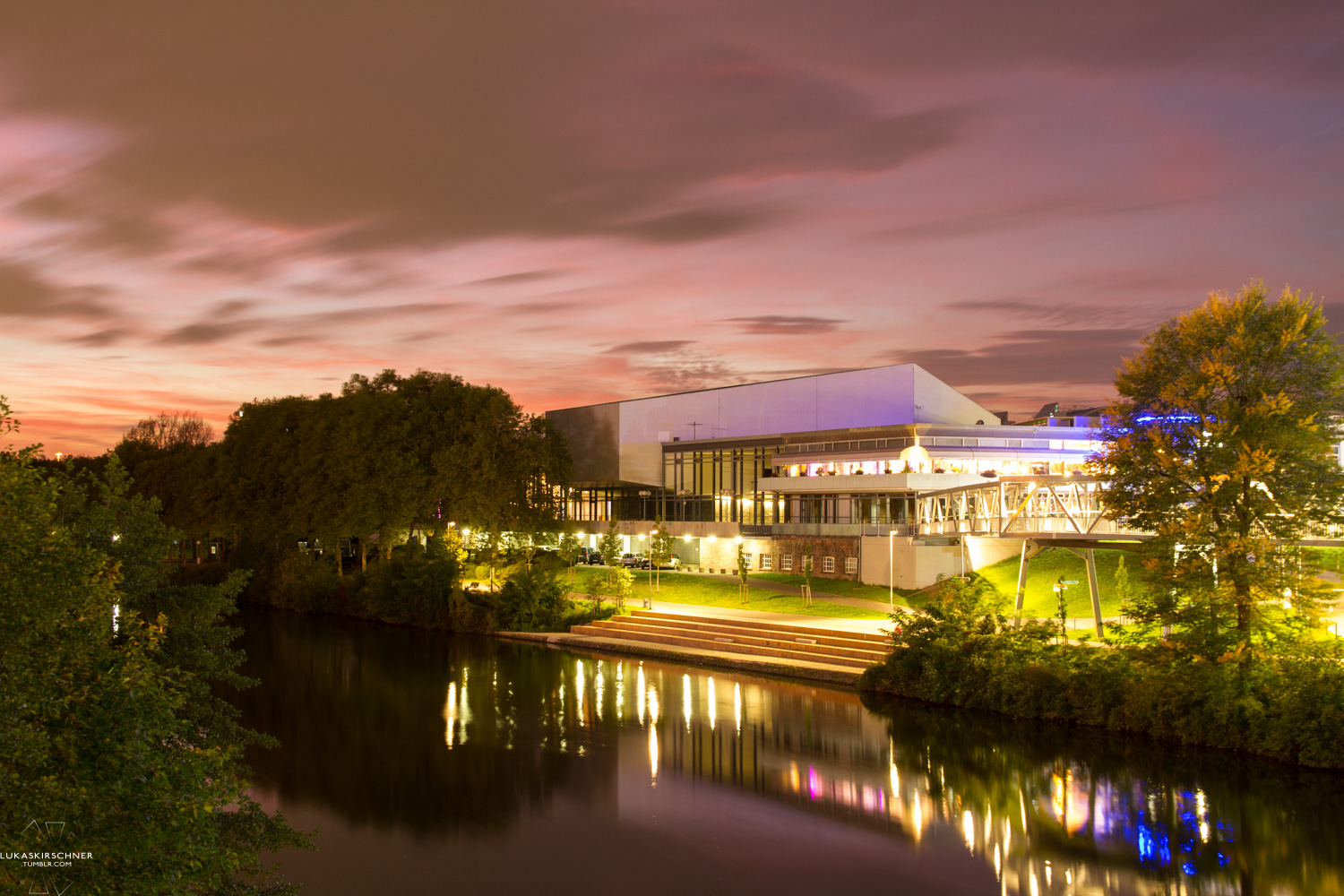 Congresshalle am Abend