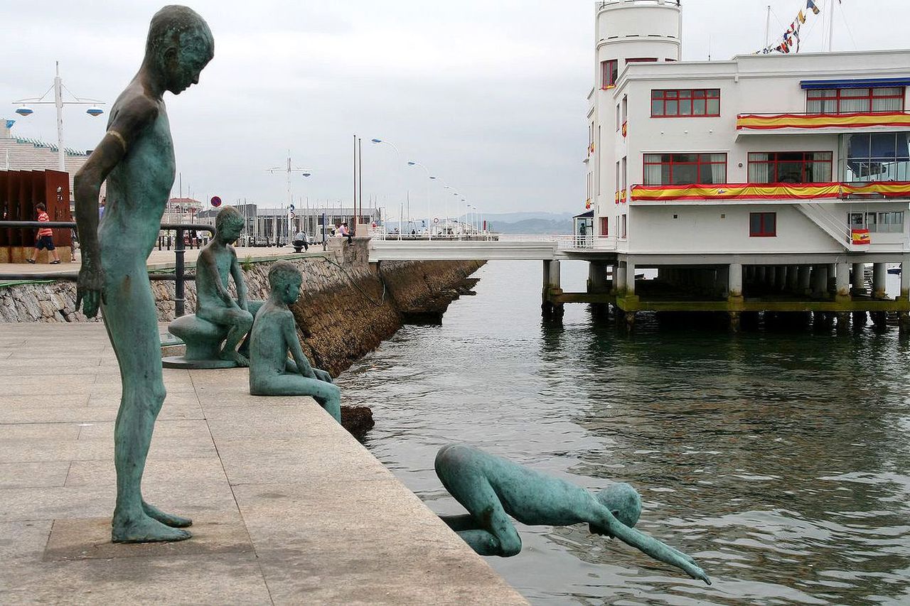 Conjunto de cuatro esculturas en el puerto deportivo de Santander.