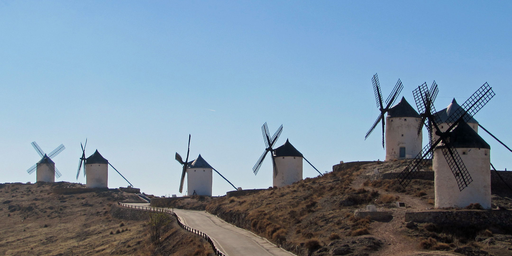 Consuegra: Windmühlen des Don Quijote im Gegenlicht