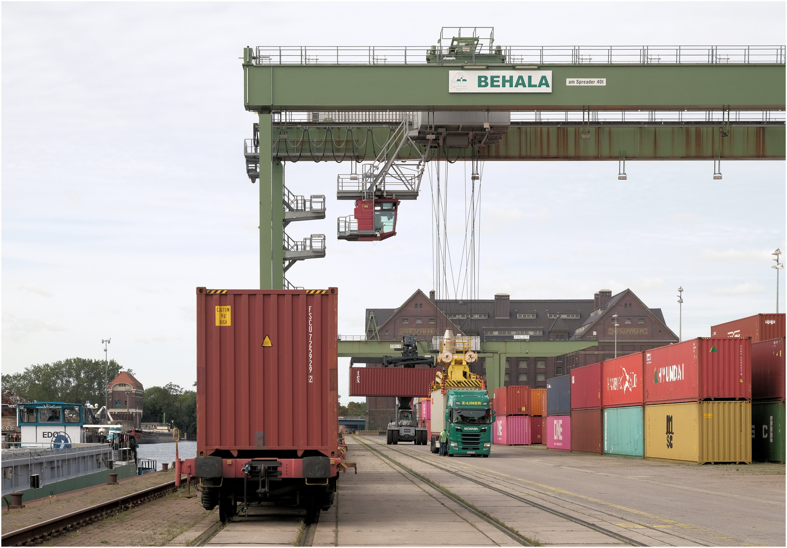 Container auf Wasser Schiene und Straße