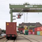 Container auf Wasser Schiene und Straße