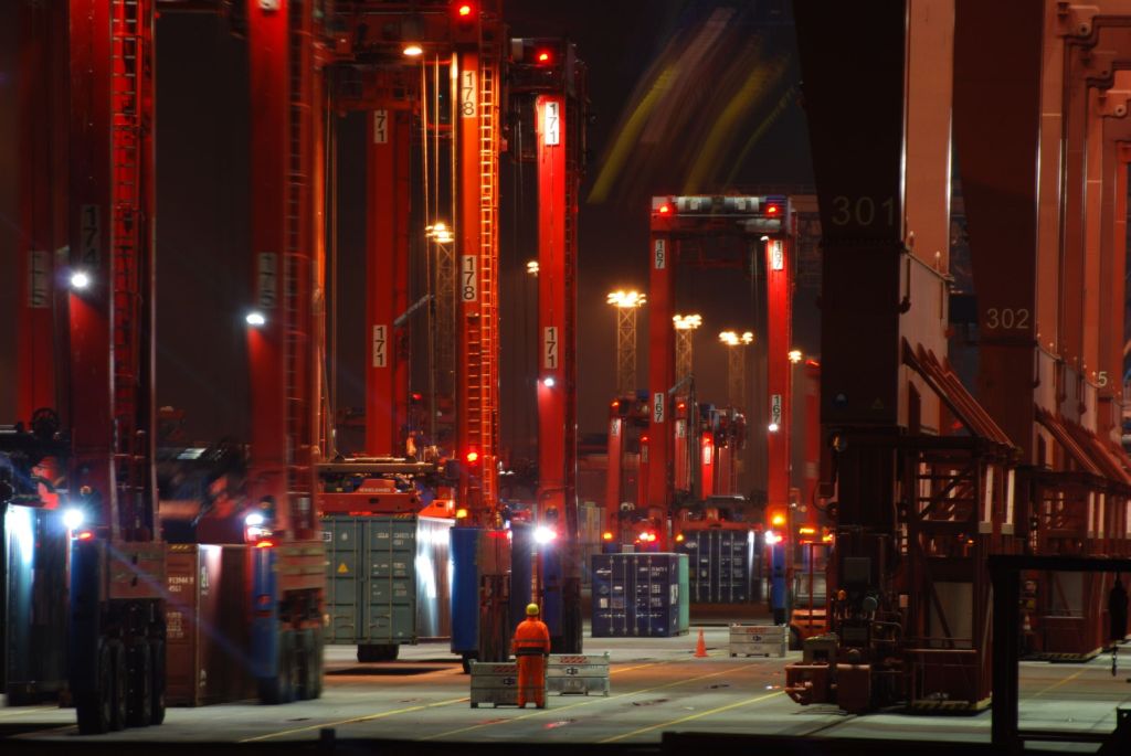 Container Beladung bei Nacht im Freihafen