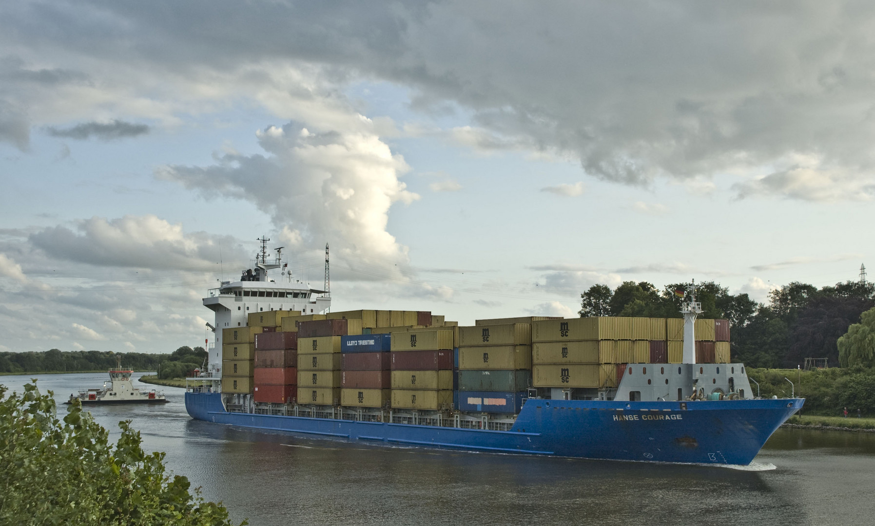 Container-Feeder mit Fähre vom Kiek Ut in Schacht-Audorf