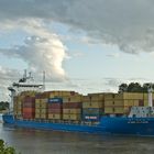 Container-Feeder mit Fähre vom Kiek Ut in Schacht-Audorf