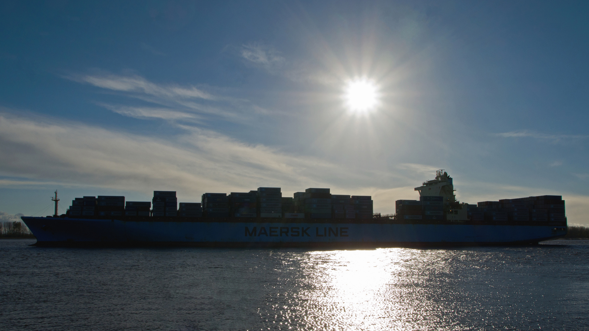 Container Frachter MAERSK SOFIA im Gegenlicht