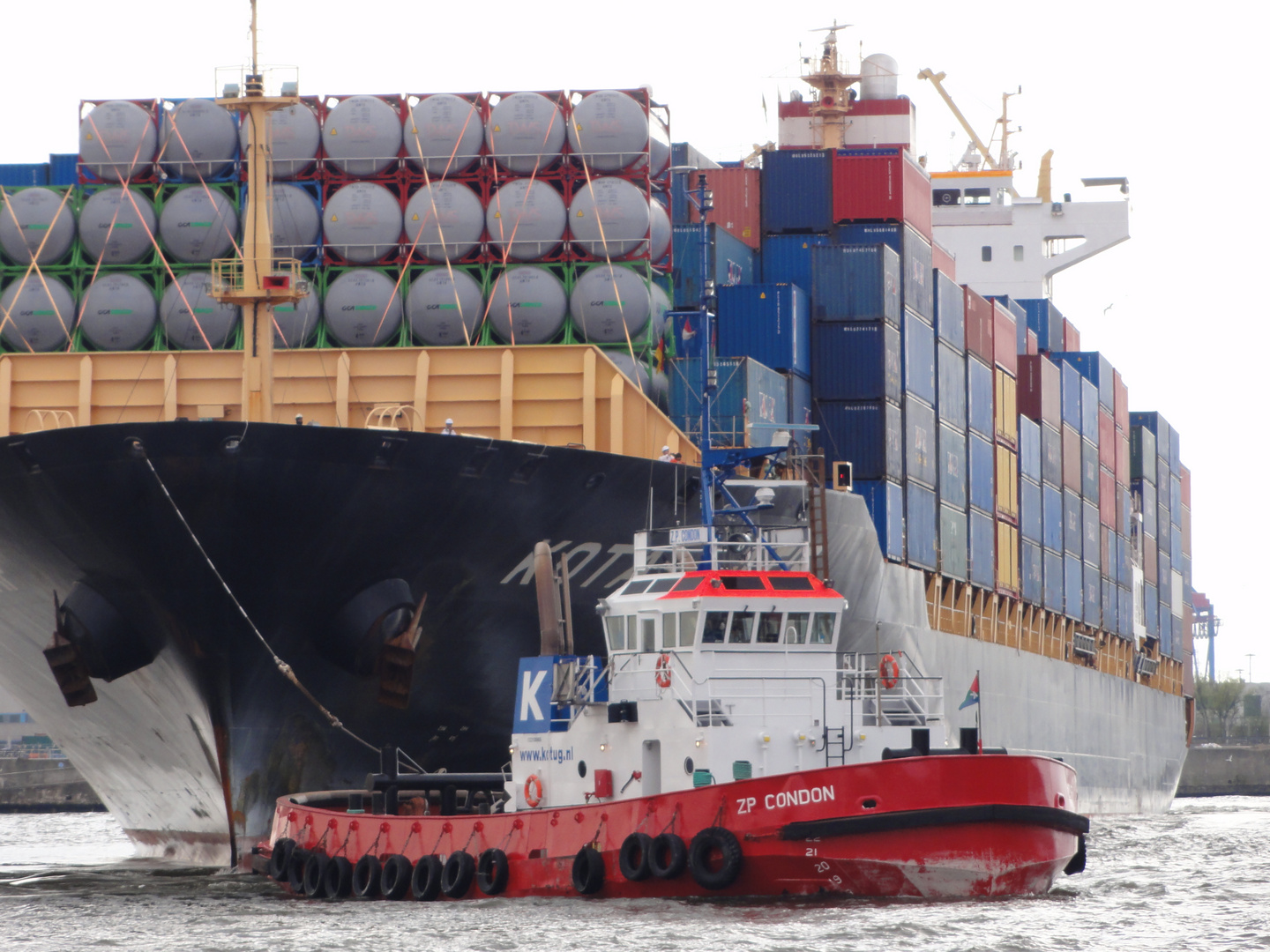 Container Freighter in Hamburt