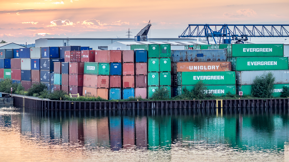 Container im Dortmunder Kanalhafen