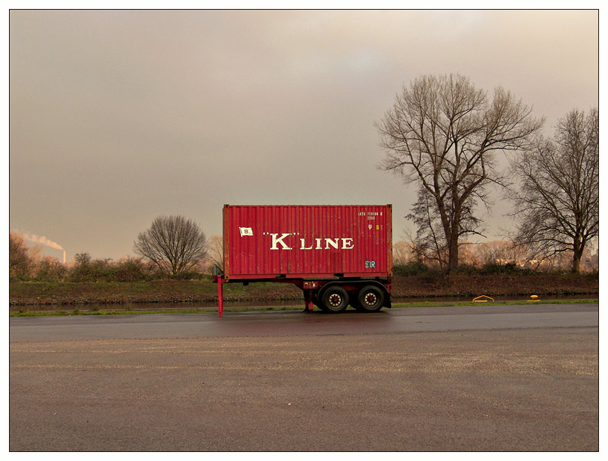 container-im-hafen-geparkt