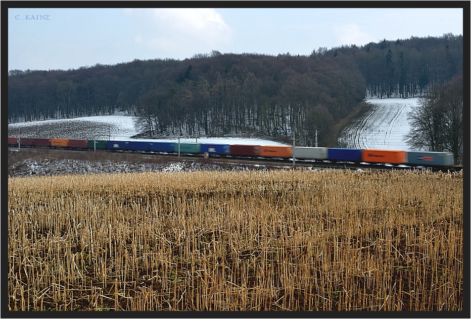 Container im Stoppelfeld