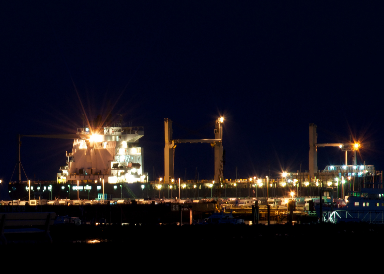 Container Schiff bei Nacht