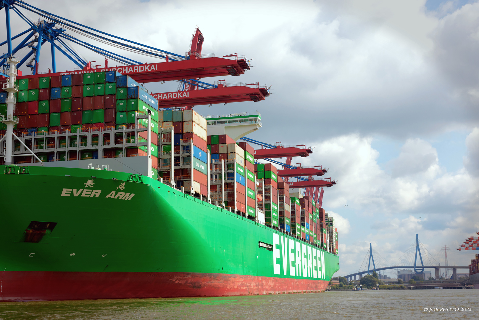 Container Schiff im Hamburger Hafen