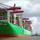 Container Schiff im Hamburger Hafen