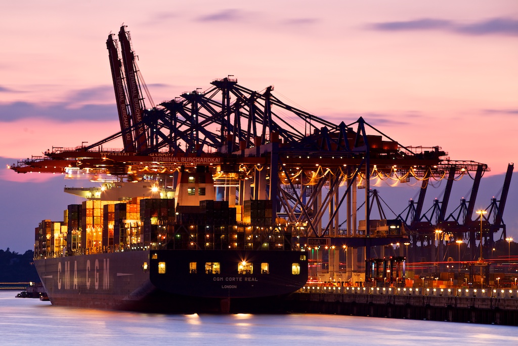 Container Schiff im Hamburger Hafen