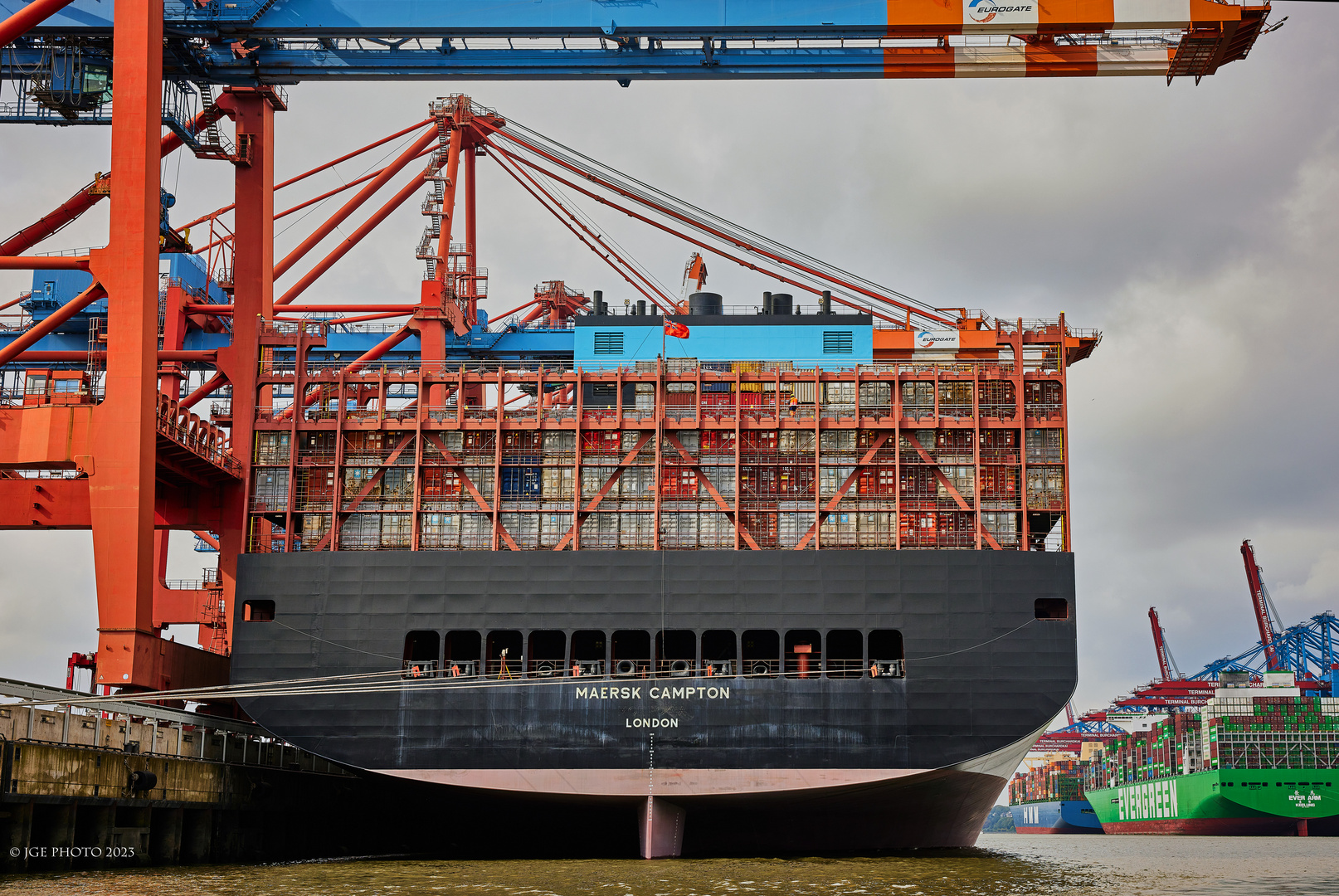 Container Schiff im Hamburger Hafen