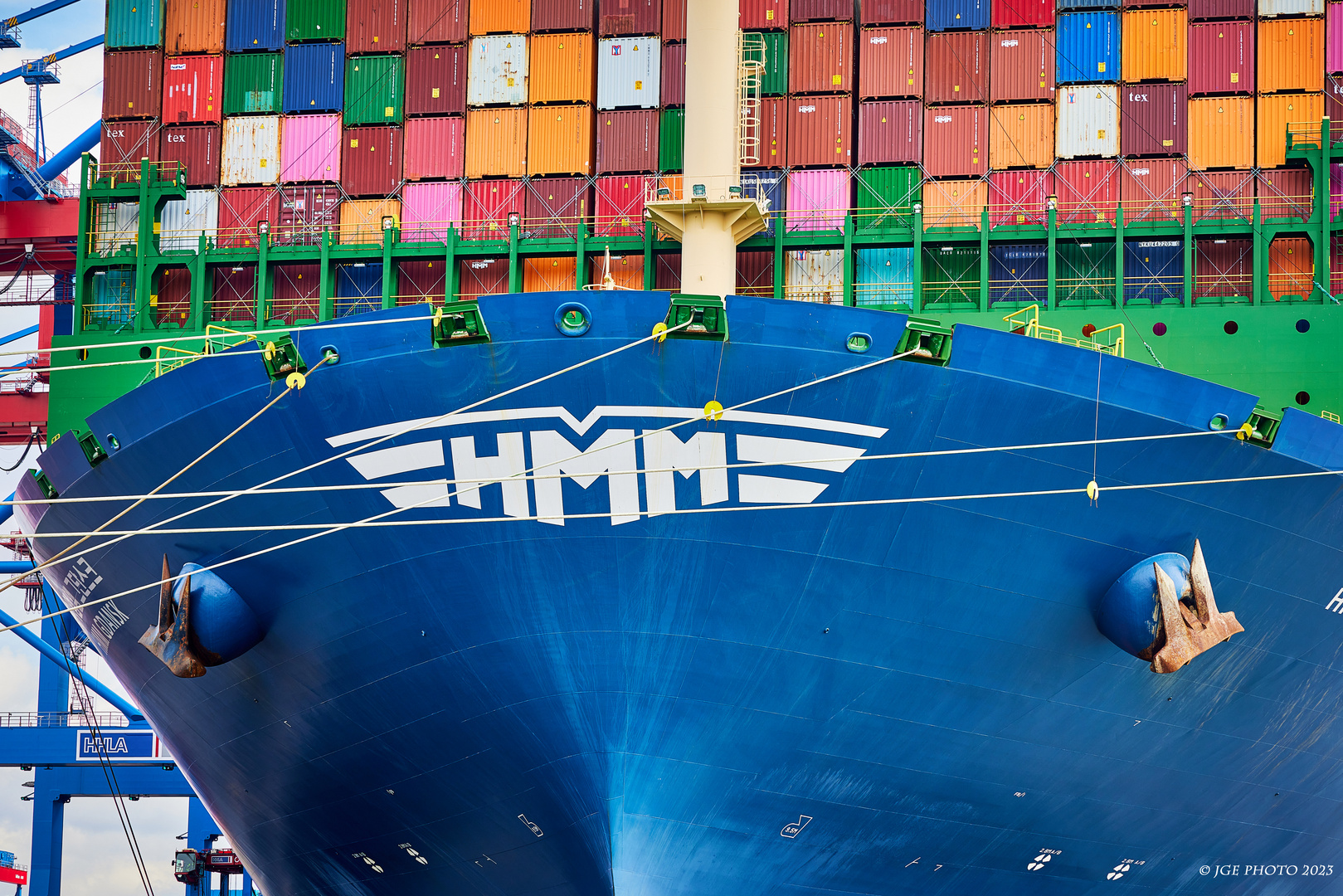 Container Schiff im Hamburger Hafen