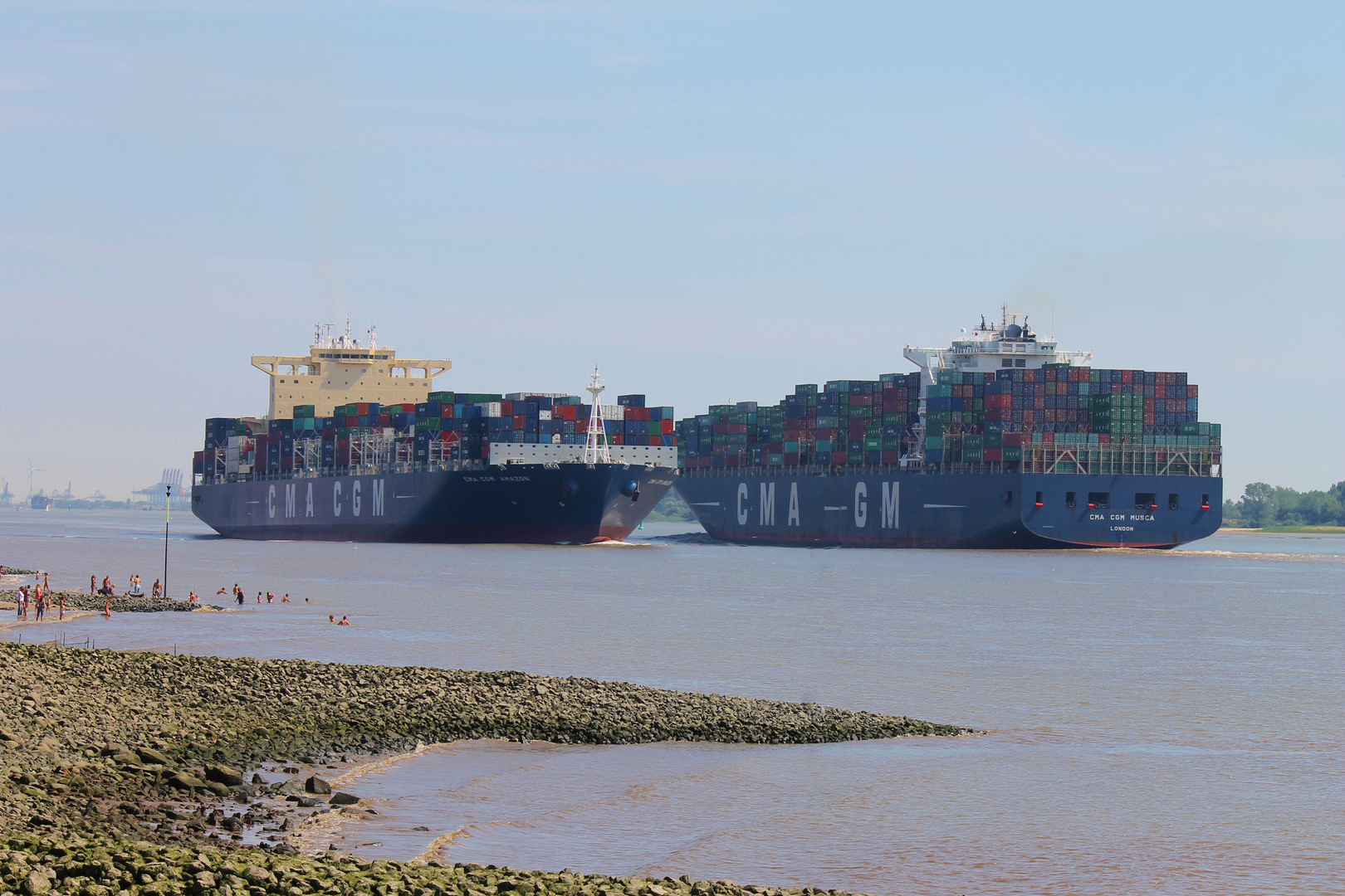 Container Schiffe bei Wedel