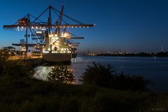 Container Terminal Altenwerder zur blauen Stunde