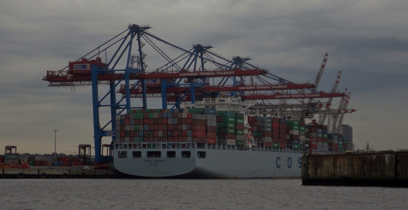 container terminal in hamburg