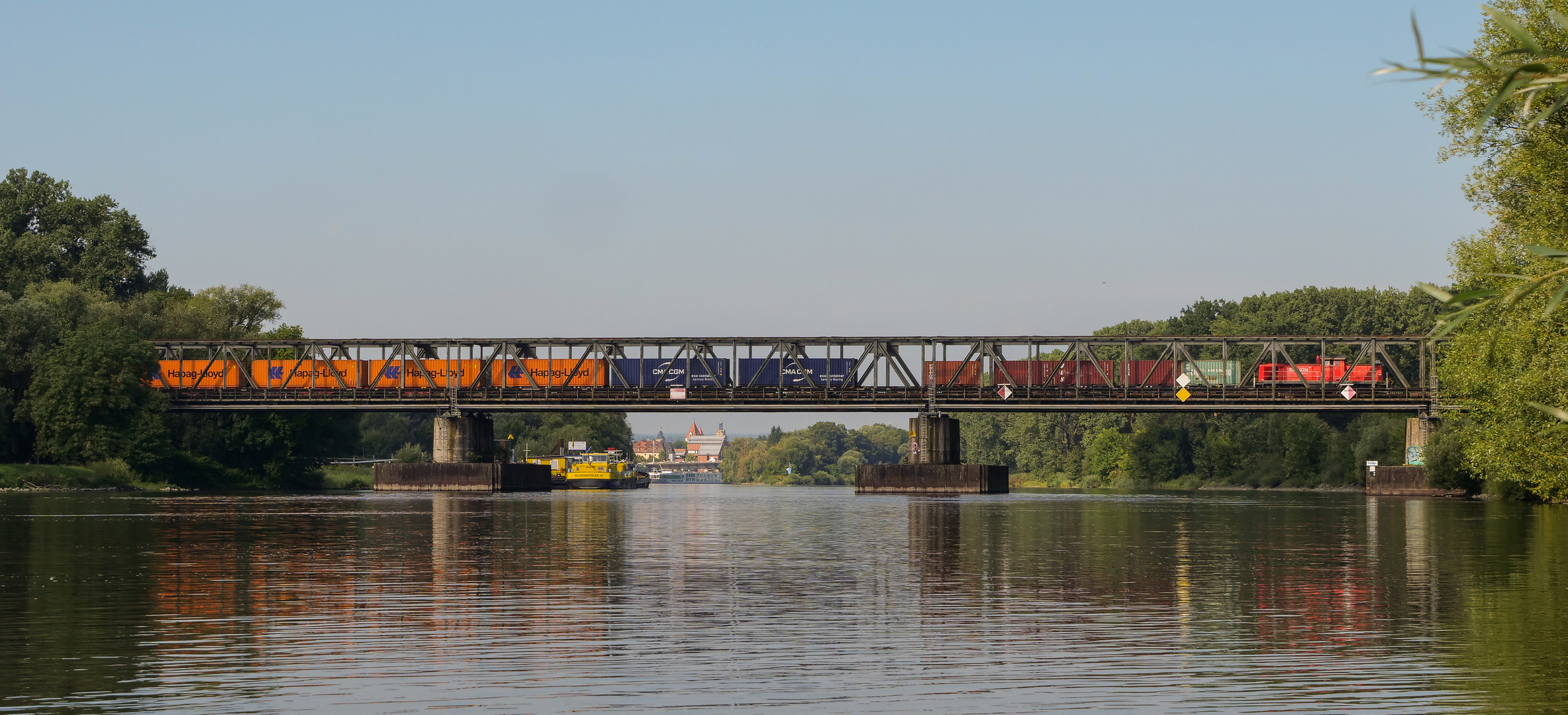 Container über der Donau