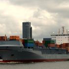 Container verläßt den Hamburge Hafen
